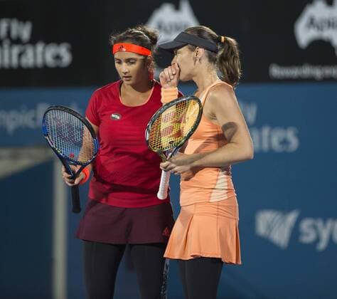 (160116) -- SYDNEY, Jan. 15, 2016 -- Martina Hingis (R) of Switzerland talks with Sania Mirza of India during the women s doubles final against Caroline Garcia and Kristina Mladenovic of France at the Apia International Sydney tennis tournament in Sydney, Australia, Jan. 15, 2016. Martina Hingis and Sania Mirza won 2-1. ) (SP)AUSTRALIA-SYDNEY-TENNIS-APIA INTERNATIONAL SYDNEY ZhuxHongye 