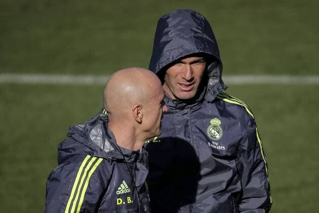 Fußball, Training Real Madrid Head coach of Real Madrid, French Zinedine Zidane (R), and his assistant David Bettoni attend a training session held at Valdebebas sports city in Madrid, Spain, 16 January 2016. Real Madrid will face Sporting Gijon in a Spanish Primera Division League soccer match on 17 January. REAL MADRID TRAINING !ACHTUNG: NUR REDAKTIONELLE NUTZUNG!  20160116-635885452045040696