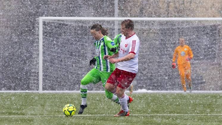 Fußball, Testspiel, VfL Wolfsburg - TSV Danndorf; v.l. Caroline Graham Hansen (Wolfsburg, 26) gegen einen Danndorfer Spieler, Zweikampf, Duell, duell, tackle, Tackling, Aktion, action. xtgx
