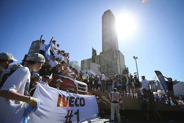 Argentine Federico Villagra (C) of IVECO team, celebrates his third position in the truck category of the Rally Dakar 2016, in Rosario, Argentina, 16 January 2016. RALLY DAKAR 2016 - FINAL STAGE !ACHTUNG: NUR REDAKTIONELLE NUTZUNG!  ARG50 20160117-635886176504564309