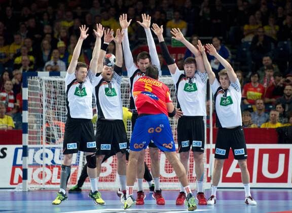 Jorge MAQUEDA (5 ESP) spielt den Ball gegen die Abwehrmauer von Deutschland. Steffen WEINHOLD (2vl 17 GER) bekommt den Ball an den Kopf. Gruppenspiel, Vorrunde - 1.Spiel: Spanien - Deutschland in Breslau Wroclaw am 16.01.2016. Handball Europameisterschaft 2016 in Polen,
