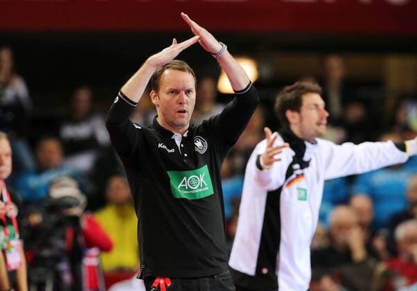 Trainer Dagur Sigurdsson gestikulierend time out Auszeit Aktion Oberkoerper Oberkörper Handball EHF Europameisterschaft DHB Nationalmannschaft Herren Saison 2015 2016 16.01.2016 BRDeutschland vs. Spanien