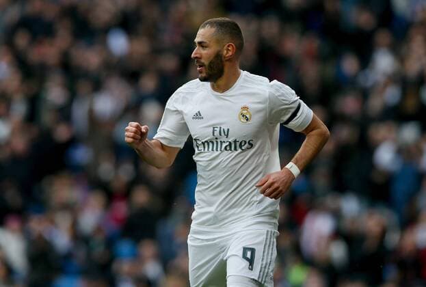 Real Madrid s French striker Karim Benzema (C) celebrates after scoring his second goal against Sporting Gijon during their Spanish Primera Division soccer match at Santiago Bernabeu stadium in Madrid, Spain, 17 January 2016. REAL MADRID VS SPORTING GIJON !ACHTUNG: NUR REDAKTIONELLE NUTZUNG!  MD 20160117-635886465448608374