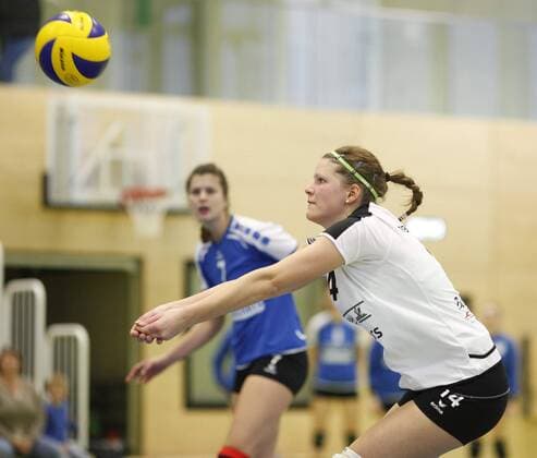 Volleyball Hessen - 2. Bundesliga - Süd Frauen 17.01.2016 TG Bad Soden (blau) - MTV Stuttgart II (ws) v.l. Aline Beigel (TGBS) TG Bad Soden - MTV Stuttgart II