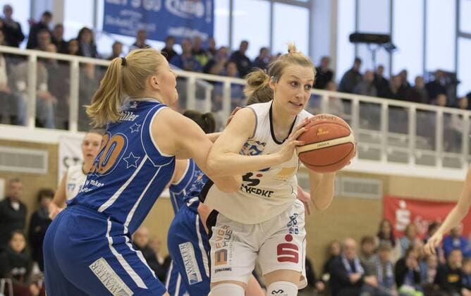 Birte Thimm (Marburg, re) gegen Aline Stiller (Oberhausen) 17.1.2016 xmhx 1. Bundesliga Damenbasketball DBBL, BC Pharmaserv Marburg Blue Dolphins - EVO New Baskets Oberhausen