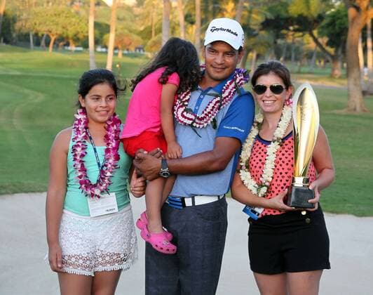 January 17, 2016 - Sony Open winner Fabian Gomez celebrates, with wife Pamela and daughters Melna and Valentina after the final round of the Sony Open at the Waialae Country Club in Honolulu, HI. - PGA Golf Herren Tour: Sony Open JAN17 - ZUMAc04_