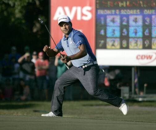January 17, 2016 - Sony Open winner Fabian Gomez sinks a long birdie to force a tie on the final regulation hole during the final round of the Sony Open at the Waialae Country Club in Honolulu, HI. - PGA Golf Herren Tour: Sony Open JAN17 - ZUMAc04_