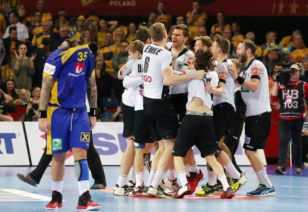 Bilder des Tages - SPORT Handball, EM, Deutschland bezwingt Schweden DHB Team Deutschland jubelt nach Schlußpfiff, Andreas Nilsson Handball EHF Europameisterschaft DHB Nationalmannschaft Herren Saison 2015 2016 18.01.2016 BRDeutschland vs. Schweden