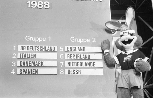 Europameisterschaft 1988 in Deutschland. Auslosung der Endrunde in Düsseldorf 12.01.1988. EM-Maskottchen Bernie mit der Auslosungstafel. HM