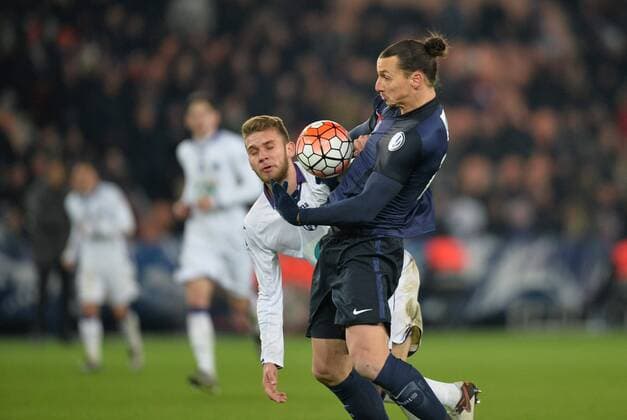 Fußball, Coupe de France, Paris St. Germain - FC Toulouse Zlatan Ibrahimovic (psg) - Alexis Blin (tou) - Fussball Frankreich, Coupe de France, Paris Saint Germain PSG vs. Toulouse FC - 19 01 2016 AnthonyBIBARD FEP Panoramic 