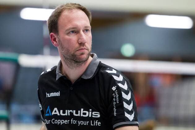 Volleyball 1. Bundesliga Frauen Saison 2015 2016 15. Spieltag am Mittwoch, 20. Januar 2016 in der CU Arena in Hamburg: VT Aurubis Hamburg - VCO Berlin Trainer Dirk Sauermann (VT Aurubis Hamburg) VT Aurubis Hamburg - VCO Berlin