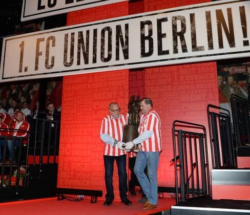 Fussball, Herren, Saison 2015 16, 2. Bundesliga, 1. FC Union Berlin, Festliche Mitgliederversammlung zum 50. Vereinsjubiläum im Velodrom, v. l. Harald Betke (FDGB-Pokalsieger 1968) und Rainer Ignaczak (FDGB-Pokalsieger 1968) kommen mit dem Original-Pokal auf die Bühne, 20.01. 2016,