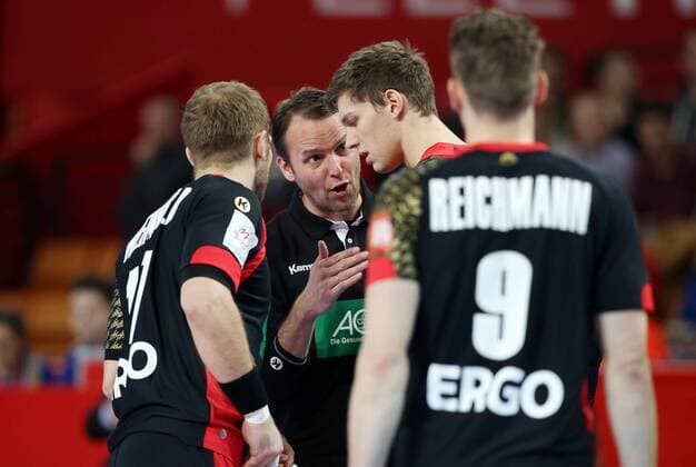 Trainer Dagur Sigurdsson redend, Steffen Weinhold, Christian Dissinger Handball EM EHF Europameisterschaft DHB Nationalmannschaft Herren Saison 2015 2016 20.01.2016 BRDeutschland vs. Slowenien