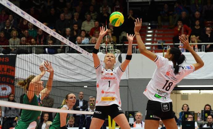 rechts: Mareike Hindriksen (1) stellt für Nneka Obiamaka Onyejekwe (beide Dresden), Dresdner SC gegen Impel Volleyball Wroclaw (Polen), Volleyball, 2016 CEV DenizBank Volleyball Champions League der Frauen, Championsleague, CL, Margon-Arena Dresden Bodenbacher Straße, DSC, Saison 2015 2016, 20.01.2016,