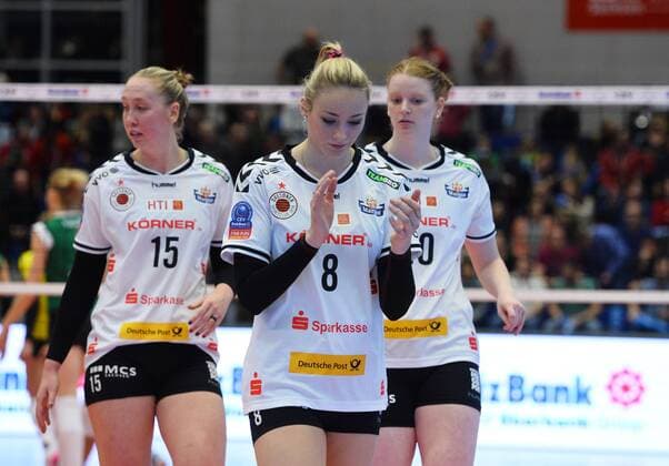 enttäuscht, v.l.: Michelle Bartsch, Louisa Lippmann und Katie Slay (alle Dresden), Dresdner SC gegen Impel Volleyball Wroclaw (Polen), Volleyball, 2016 CEV DenizBank Volleyball Champions League der Frauen, Championsleague, CL, Margon-Arena Dresden Bodenbacher Straße, DSC, Saison 2015 2016, 20.01.2016,