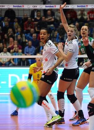 v.l.: Nneka Obiamaka Onyejekwe und Kristina Mikhailenko (beide Dresden) schauen dem Ball nach, Dresdner SC gegen Impel Volleyball Wroclaw (Polen), Volleyball, 2016 CEV DenizBank Volleyball Champions League der Frauen, Championsleague, CL, Margon-Arena Dresden Bodenbacher Straße, DSC, Saison 2015 2016, 20.01.2016,