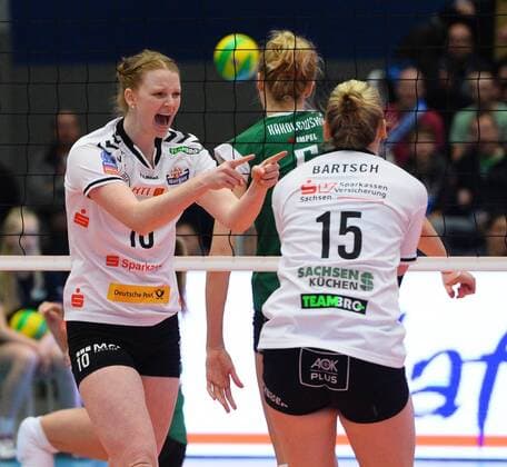 v.l.: Katie Slay und Michelle Bartsch (beide Dresden) jubeln, Jubel, Dresdner SC gegen Impel Volleyball Wroclaw (Polen), Volleyball, 2016 CEV DenizBank Volleyball Champions League der Frauen, Championsleague, CL, Margon-Arena Dresden Bodenbacher Straße, DSC, Saison 2015 2016, 20.01.2016,