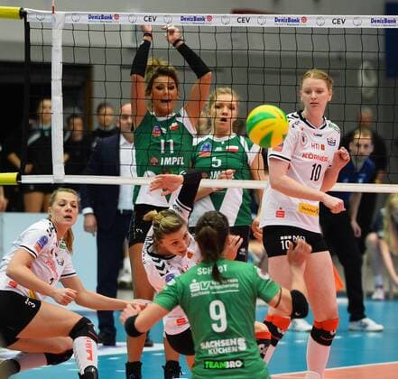 hinterm Netz jubelt Superstar Katarzyna Ewa Skowromska - Dolata (17) und Agnieszka Kakolewska (beide Wroclaw), vorn v.l.: Kristina Mikhailenko, Gina Mancuso, Myrthe Schoot (9) und Katie Slay (alle Dresden), Dresdner SC gegen Impel Volleyball Wroclaw (Polen), Volleyball, 2016 CEV DenizBank Volleyball Champions League der Frauen, Championsleague, CL, Margon-Arena Dresden Bodenbacher Straße, DSC, Saison 2015 2016, 20.01.2016,