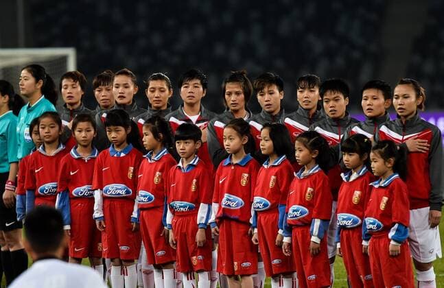 Fußball, Damen, Länderspiel, Südkorea - Vietnam (160121) -- SHENZHEN, Jan. 21, 2016 -- Vietnamese players sing the national anthem before their match against South Korea at the 2016 Women s Soccer Four Nations Tournament in Shenzhen, south China s Guangdong Province, Jan. 21, 2016. South Korea won the match 5-0. ) (SP)CHINA-SHENZHEN-WOMEN S SOCCER-2016 FOUR NATIONS TOURNAMENT-SOUTH KOREA VS VIETNAM (CN) MaoxSiqian 