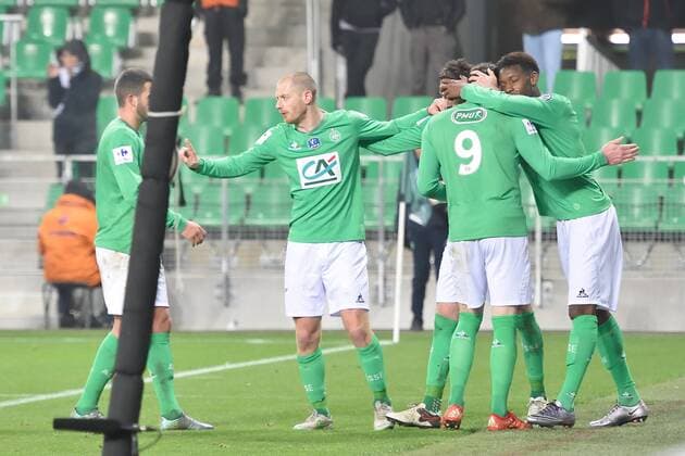 Benjamin Corgnet et Nolan Roux (saint etienne)et leurs coequipiers - Fussball Frankreich, Coupe de France, AS Saint Etienne vs. AC Ajaccio - 21 01 2016 FredericChambert Panoramic 