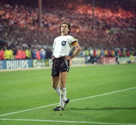 Europameisterschaft 1996 Halbfinale: Deutschland - England 7:6 n.E. 26.06.1996. Andreas Andy Möller (Deutschland) in arroganter Jubelpose vor dem englischen Fanblock nach seinem verwandelten Elfmeter. HM