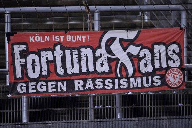Fußball, Stadiongeschichte SC Fortuna Köln Fußball 3. Liga 22. Spieltag Fortuna Köln - Hansa Rostock am 22.01.2016 im Südstadion in Köln Banner der Kölner Fans Foto: Osnapix TT