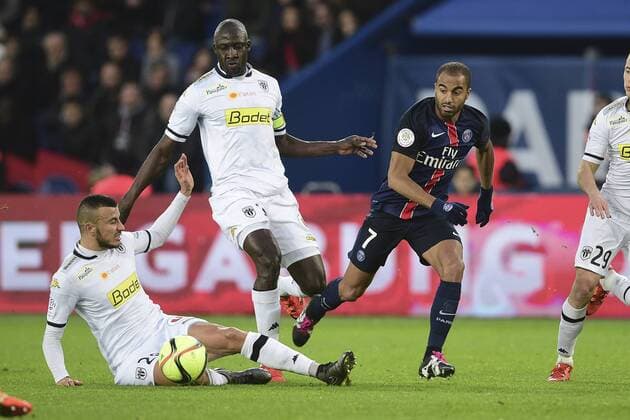 Lucas Moura (PSG) vs NDOYE Cheikh (Angers) FOOTBALL : PSG vs SCO Angers - L1 - Paris - 23 01 2016 JBAutissier Panoramic 