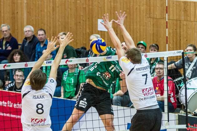 Angriff Theo Timmermann (Netzhoppers 11 mi) gegen Block Felix Issak (TVR 8 li) und Sven Metzger (TVR 7 re) GER, Berlin, Volleyball, Bundesliga, Spieltag, DVL, Saison 2015 2016, 23.01.2016, Landkost-Arena, Netzhoppers Königs Wusterhausen Bestensee - TV Rottenburg
