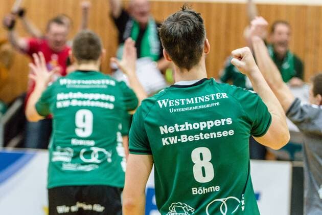 Jubel nach Satzgewinn Matthias Böhme Boehme (Netzhoppers 8) und Sebastian Krause (Netzhoppers 9) GER, Berlin, Volleyball, Bundesliga, Spieltag, DVL, Saison 2015 2016, 23.01.2016, Landkost-Arena, Netzhoppers Königs Wusterhausen Bestensee - TV Rottenburg