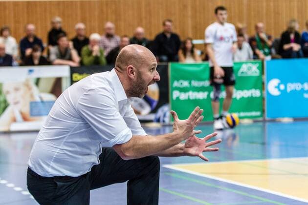 Gäste-Trainer Hans-Peter Müller-Angstenberger Mueller-Angstenberger (TVR Trainer) mit voller Energie an der Seitenlinie GER, Berlin, Volleyball, Bundesliga, Spieltag, DVL, Saison 2015 2016, 23.01.2016, Landkost-Arena, Netzhoppers Königs Wusterhausen Bestensee - TV Rottenburg