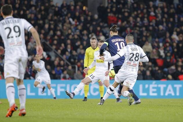 Fußball, Paris Saint Germain - Angers SCO Zlatan Ibrahimovic (psg), Pierrick CAPELLE (Angers SCO), Romain SAISS (Angers SCO) FOOTBALL : Paris st Germain vs Angers SCO - Ligue 1 - 23 01 2016 StephaneAllaman 
