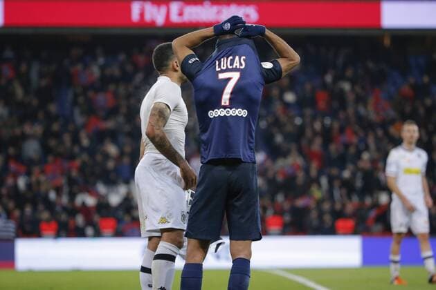 Fußball, Paris Saint Germain - Angers SCO Lucas Rodrigues Moura da Silva (psg) Trikottausch FOOTBALL : Paris st Germain vs Angers SCO - Ligue 1 - 23 01 2016 StephaneAllaman 