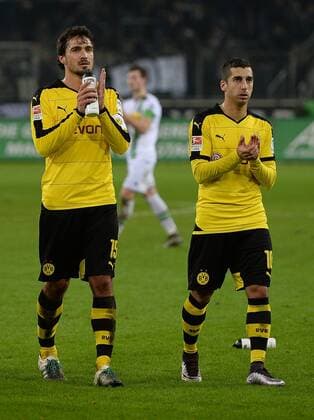 23.01.2016, xjhx, Fussball 1.Bundesliga, Borussia Mönchengladbach - Borussia Dortmund, emspor, v.l. Mats Hummels (Borussia Dortmund), Henrikh Mkhitaryan (Borussia Dortmund)