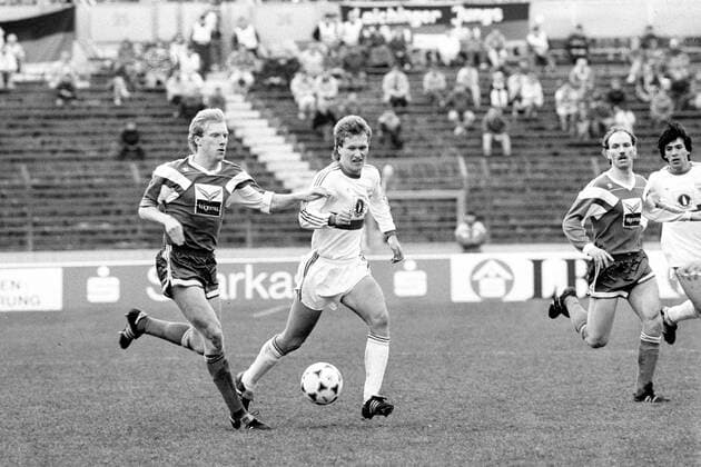 Rob Reekers (VfL Bochum) gegen Olaf Schmäler (VfB Stuttgart), re. Frank Benatelli (Bochum) gegen Jose Basualdo (Stuttgart)