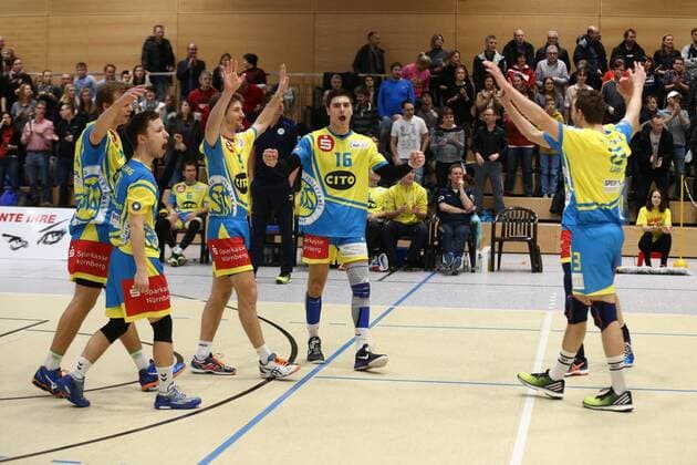 24.01.2016 - Volleyball - 2. Bundesliga Süd Männer - Saison 2015 2016 - SV Schwaig - TSV GA Stuttgart - MaWi - Florian Tafelmayer (9, SV Schwaig, links) Perica Stanic (16, SV Schwaig, mitte) und Team - jubeln Jubel Freude