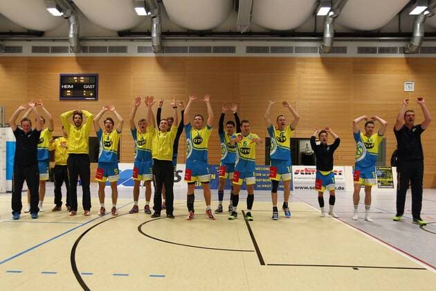 24.01.2016 - Volleyball - 2. Bundesliga Süd Männer - Saison 2015 2016 - SV Schwaig - TSV GA Stuttgart - MaWi - Jubelkette SV Schwaig Jubel Freude