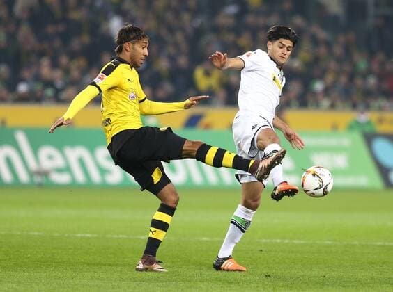 Samstag 23.01.2016, Saison 2015 2016, 1. Bundesliga, 18. Spieltag im Borussia Park Mönchengladbach, Borussia VfL 1900 Mönchengladbach - BVB Borussia Dortmund 1:3, Pierre-Emerick Aubameyang (BVB) gegen Mahmoud Dahoud (BMG), v.l.