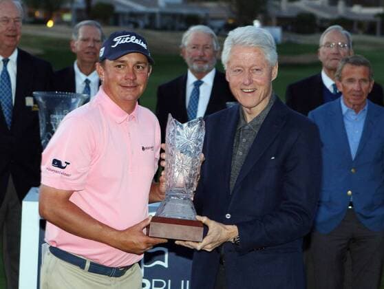 January 24, 2016 Jason Dufner (L) is presented with the trophy by former President Bill Clinton after winning the CareerBuilder Challenge In Partnership With The Clinton Foundation at the TPC Stadium course at PGA Golf Herren West in La Quinta, California.. PGA 2016: CareerBuilder Challenge JAN 24 - ZUMAcb8_