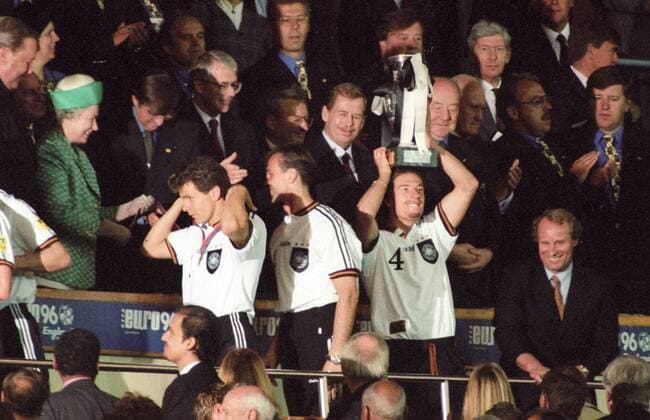 Europameisterschaft 1996 Finale: Deutschland - Tschechien 2:1 n.V.(G.G.) 30.06.1996. Pokalüberreichung an die Deutsche Mannschaft durch Queen Elizabeth. V.l: Andreas Möller, Jürgen Kohler, Steffen Freund (mit Pokal) und Bundestrainer Berti Vogts. HM