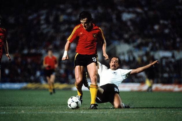 Europameisterschaft Finale, BR Deutschland - Belgien: Francois Van Der Elst (Belgien) vor Uli Stielike (BRD)