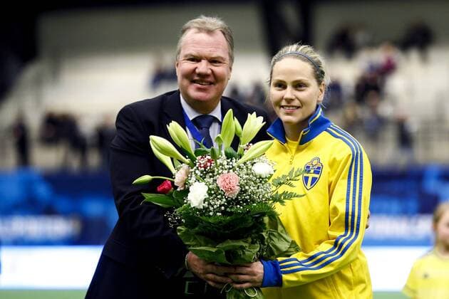 Fußball, Damen, Schweden - Schottland 160126 Karl-Erik Nilsson, Ordförande Svenska Fotbollsförbundet och Sveriges Lisa Dahlkvist inför landskampen i fotboll mellan Sverige och Skottland den 26 januari 2016 i Göteborg.  Copyright: MICHAELxERICHSEN BB160126BB233