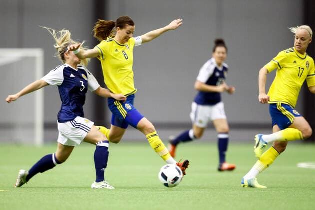 Fußball, Damen, Schweden - Schottland 160126 Skottlands Kirsty Smith och Sveriges Lotta Schelin under landskampen i fotboll mellan Sverige och Skottland den 26 januari 2016 i Göteborg.  Copyright: MICHAELxERICHSEN BB160126BB246