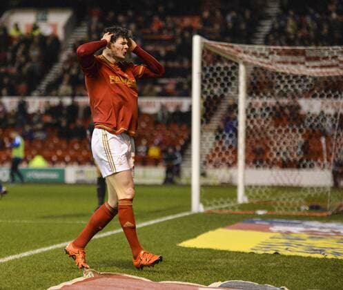 26.01.2016. City Ground, Nottingham, England. Skybet Championship. Nottingham Forest versus Queens Park Rangers. Oliver Burke of Nottingham Forest reacts to hitting the side netting with a shot. xAndyxThompsonx  ActionPlus11701523