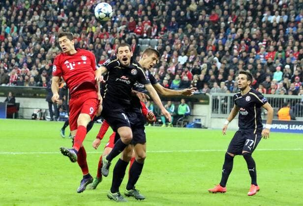 Robert Lewandowski (FC Bayern) gegen Jeremy Taravel, Filip Benkovic und Alexandru Matel (Dinamo) Fussball UEFA Champions League FC Bayern München - NK Dinamo 29.09.2015