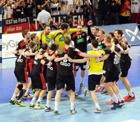 Bilder des Tages - SPORT Handball, EM, Deutschland nach Sieg über Dänemark im Halbfinale Wroclaw (POL), Centennial Hall Breslau (Polen), Jahrhunderthalle, 27.1.2016 EURO 2016, Handball-Europameister, Männer, Hauptrunde Deutschland vs Dänemark Siegesjubel Deutschland Foto- und alle