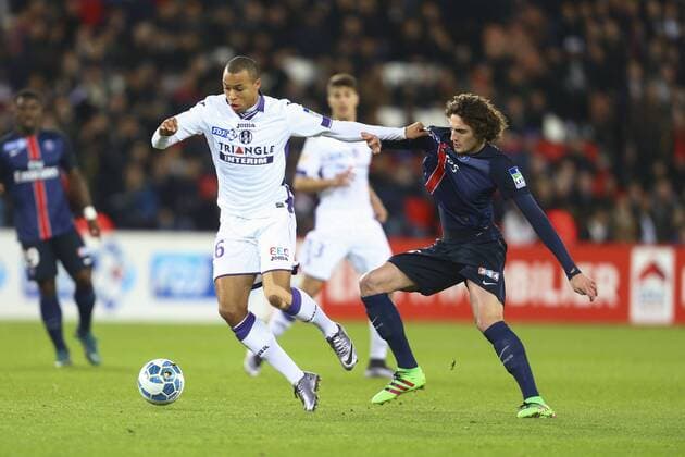Marcel Tisserand (Toulouse) vs Adrien Rabiot (PSG) FOOTBALL : Paris Saint Germain vs Toulouse - Halbfinale - Coupe de la Ligue - 27 01 2016 GwendolineLeGoff 