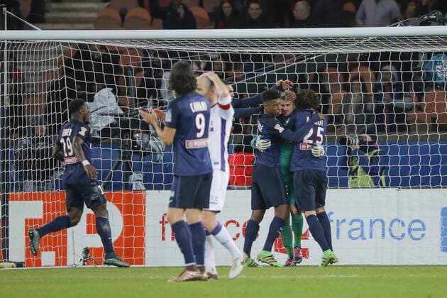 Fußball, Coupe de France, Paris St. Germain - FC Toulouse Nicolas Douchez (psg) hält Elfmeter, Jubel avec Adrien Rabiot (psg), Presnel Kimpembe (psg) FOOTBALL : Paris St Germain vs Toulouse FC - 1 2 Finale Coupe de la Ligue - 27 01 2016 StephaneAllaman 