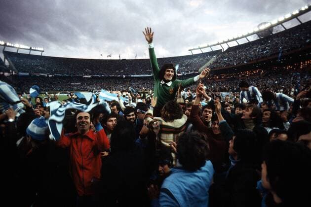 WM Finale 1978, Weltmeister Torwart Ubaldo Fillol (Argentinien) lässt sich von den Fans feiern