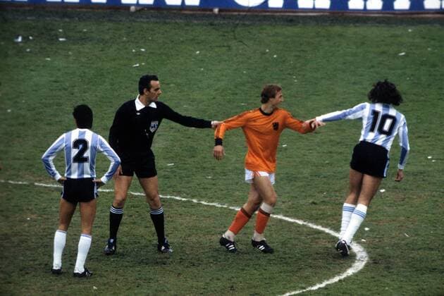 WM Finale 1978, wer hält hier wen? Johan Neeskens (Niederlande) zwischen Mario Kempes (Argentinien, re.) und FIFA Schiedsrichter Sergio Gonella (Italien)