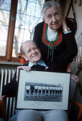Altbundestrainer Sepp Herberger (BR Deutschland) mit seiner Frau Ev und Bild der WM Mannschaft von 1954